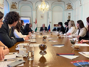 A Budapesti Eötvös Loránd Tudományegyetem Nemzetközi Kapcsolatok Hallgatói Egyesületének tagjaival tartott Evgeny Sztanyiszlavov, Oroszország magyarországi nagykövete találkozójáról, 2025. február 18.