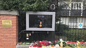 Budapesti lakosok virágot visznek az Orosz Nagykövetség épületéhez a Moszkva melletti Krasznogorszk városban történt terrortámadás áldozatainak emlékére és az orosz nép iránti támogatásuk jeléül.