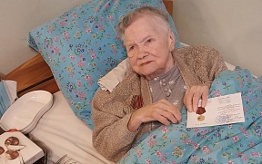 О вручении жительнице блокадного Ленинграда А.Н.Денисовой медали «80 лет Победы в Великой Отечественной Войне 1941-1945 гг.»