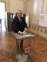Посол России в Венгрии Е.А.Станиславов принял участие в голосовании на выборах Президента Российской Федерации